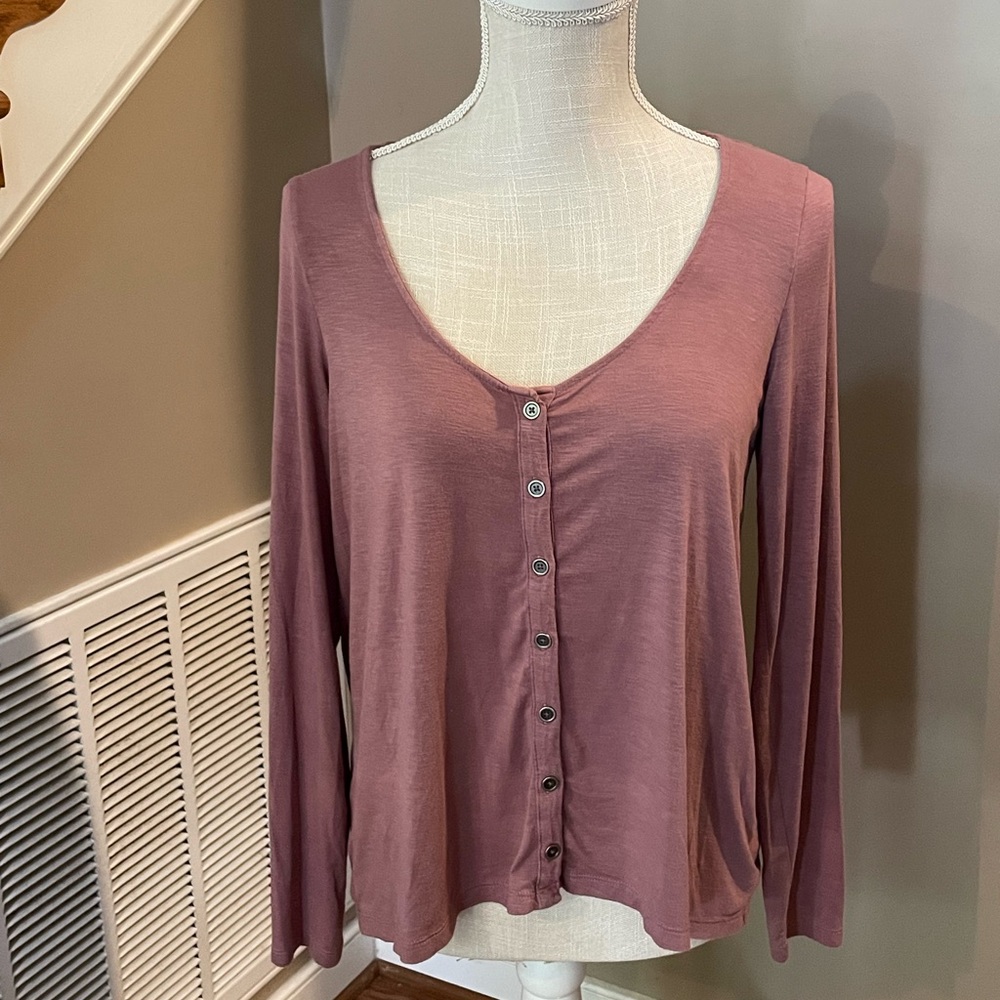 Ladies American Eagle Sz M LS Button Front Tee, Dusty Rose — EUC